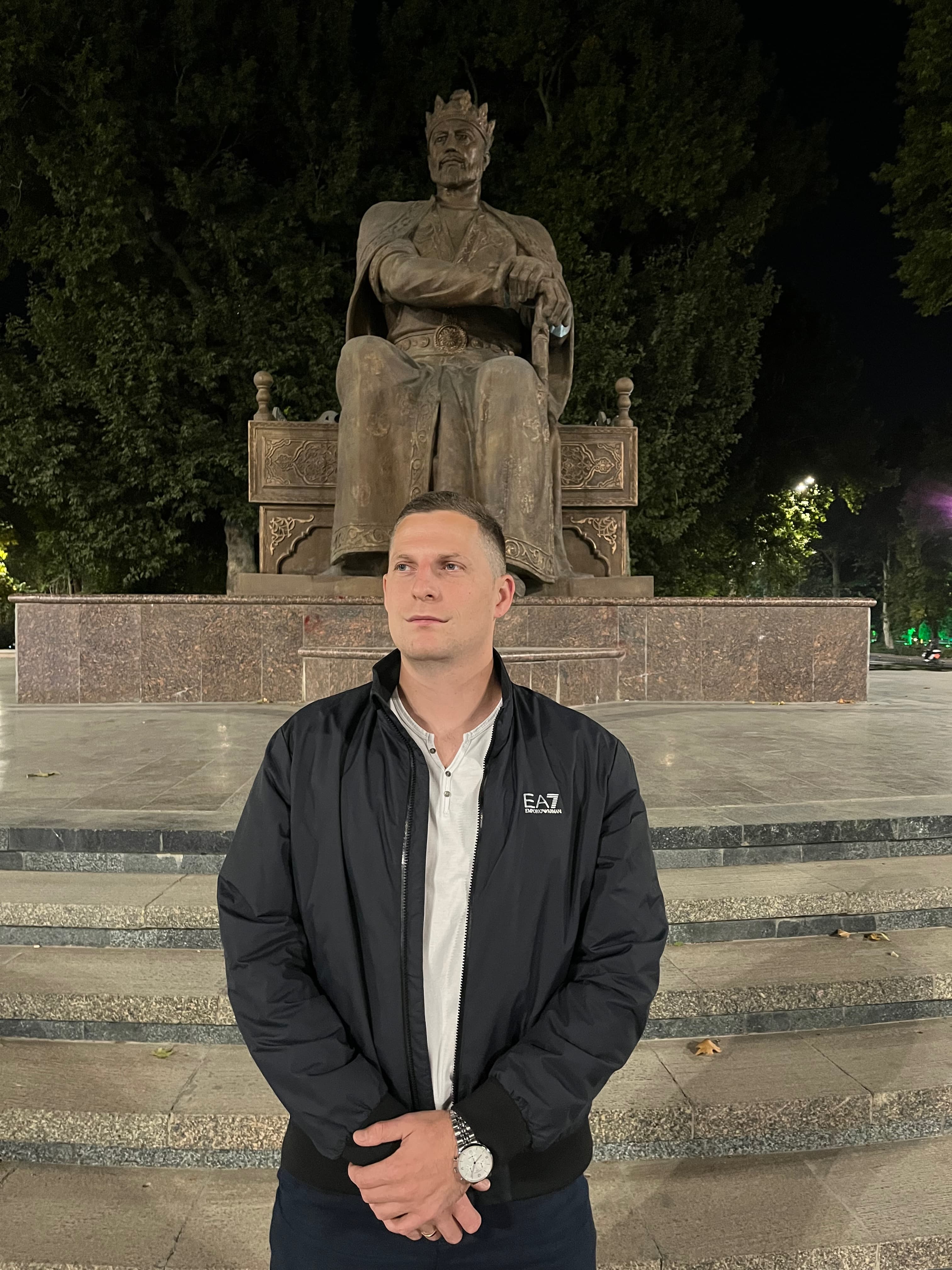 Виктор Новик у памятника Амиру Темуру